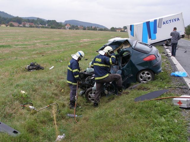 obrázek: Za Přešticemi zemřel řidič peugeotu po srážce s kamionem 