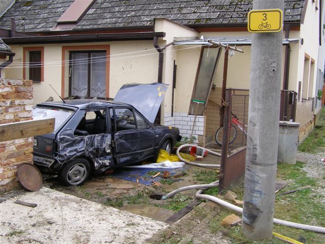 obrázek: Zastavil až o zeď domu