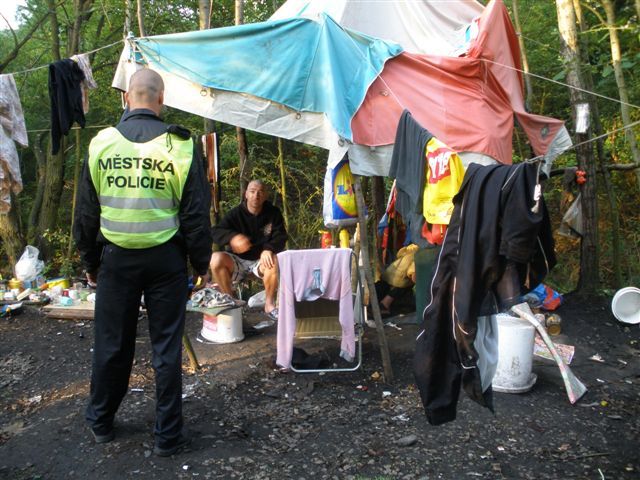 obrázek: Bezdomovci se zabydleli na okraji Plzně