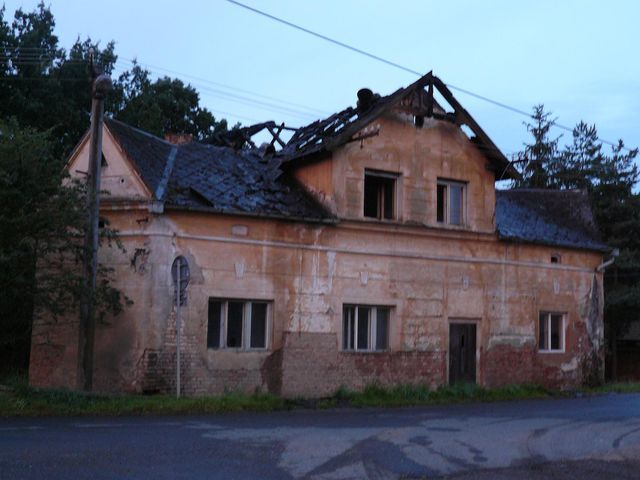 obrázek: Bývalé hospodě v Otročíně shořela střecha