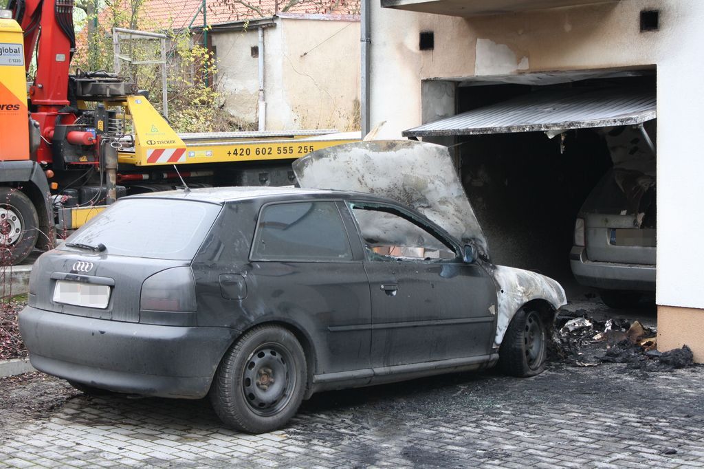 obrázek: Dva automobily a garáž zničil oheň 