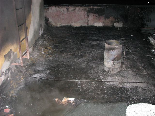 obrázek: Hasiči likvidovali dnes v noci požár střechy v plzeňském paneláku