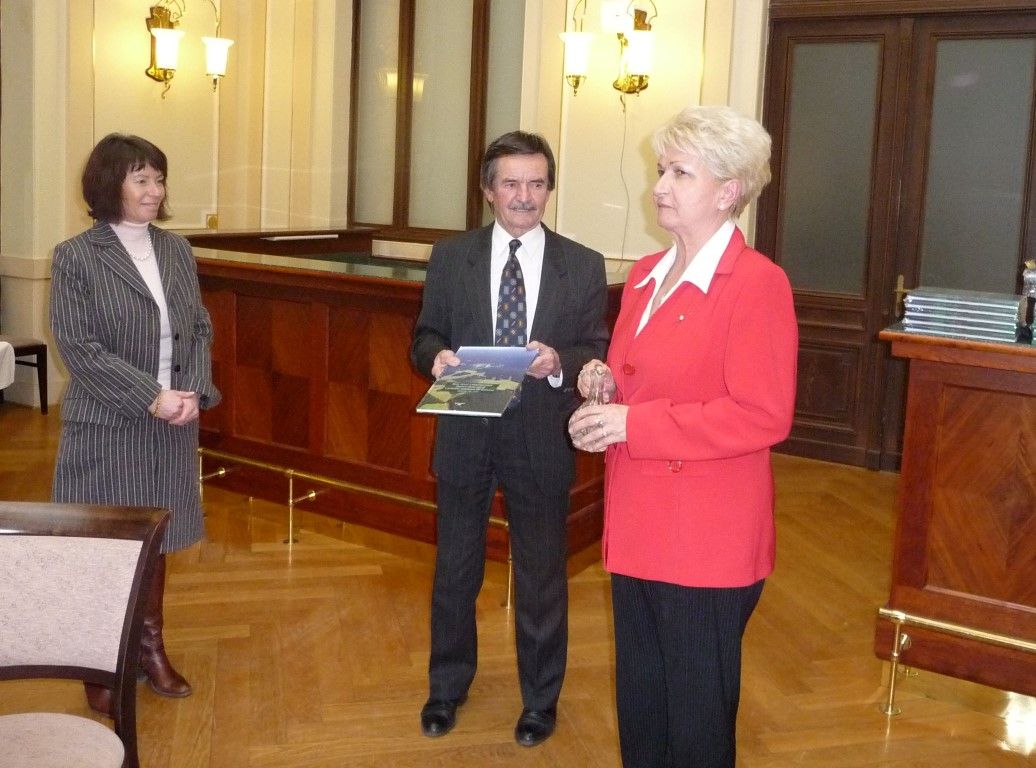 obrázek: Hejtmanka Emmerová křtila knihu o Šumavě