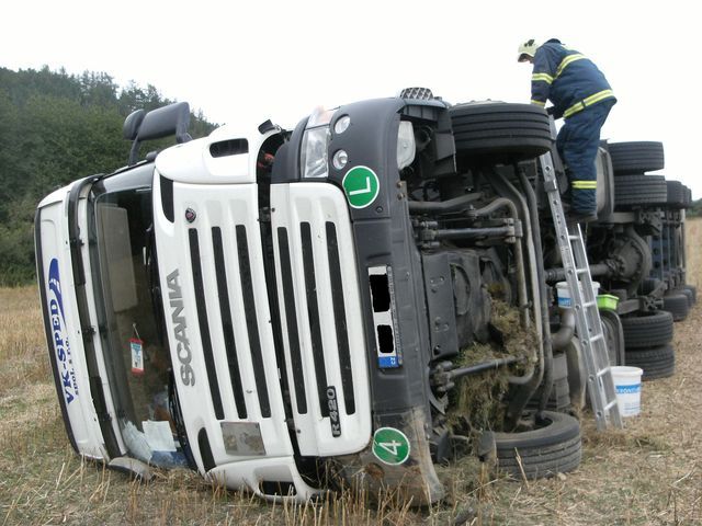 obrázek: Kamion s autodíly skončil v příkopu u Přísednic