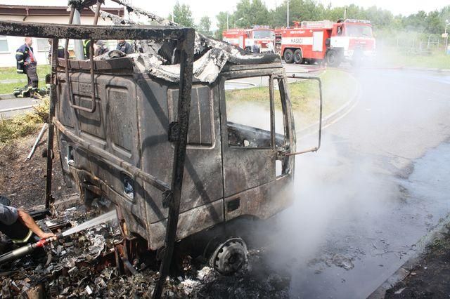 obrázek: Kamion shořel i s nákladem