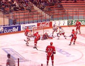 obrázek: Nad hokejovou trestnou lavicí se strhla rvačka o místo