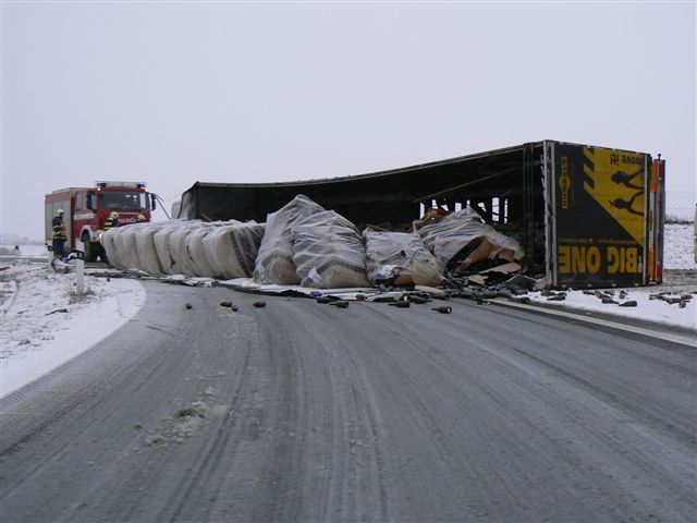 obrázek: Lahve vysypané při nehodě blokovaly D5