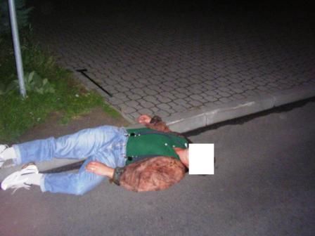 obrázek: Ležel na ulici