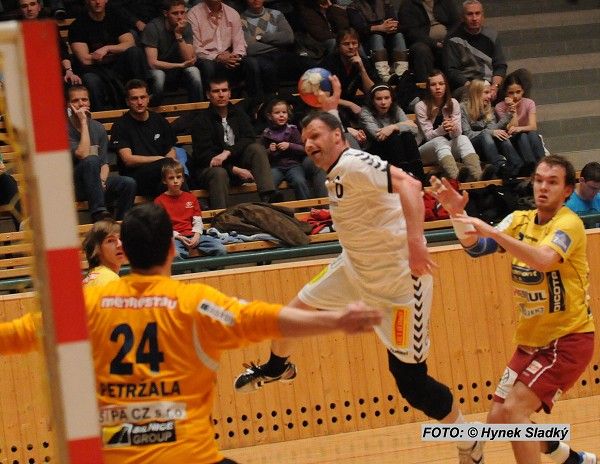 obrázek: Lokomotiva na DUKLU nestačila