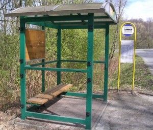 obrázek: Mladík rozkopal autobusovou zastávku