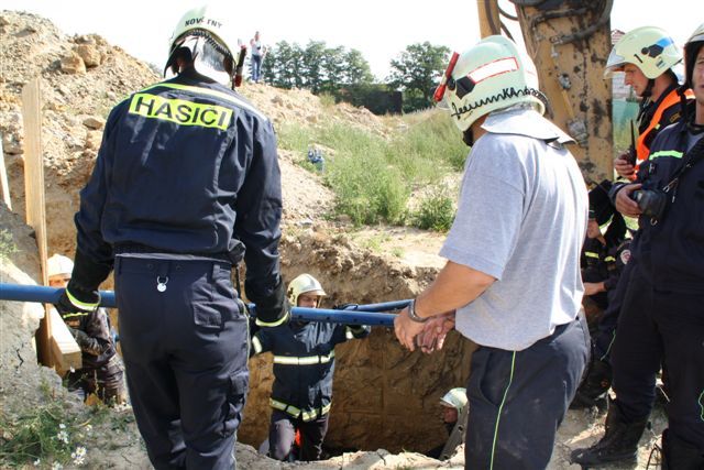 obrázek: Muže v Senci dopoledne zasypala zemina až po krk