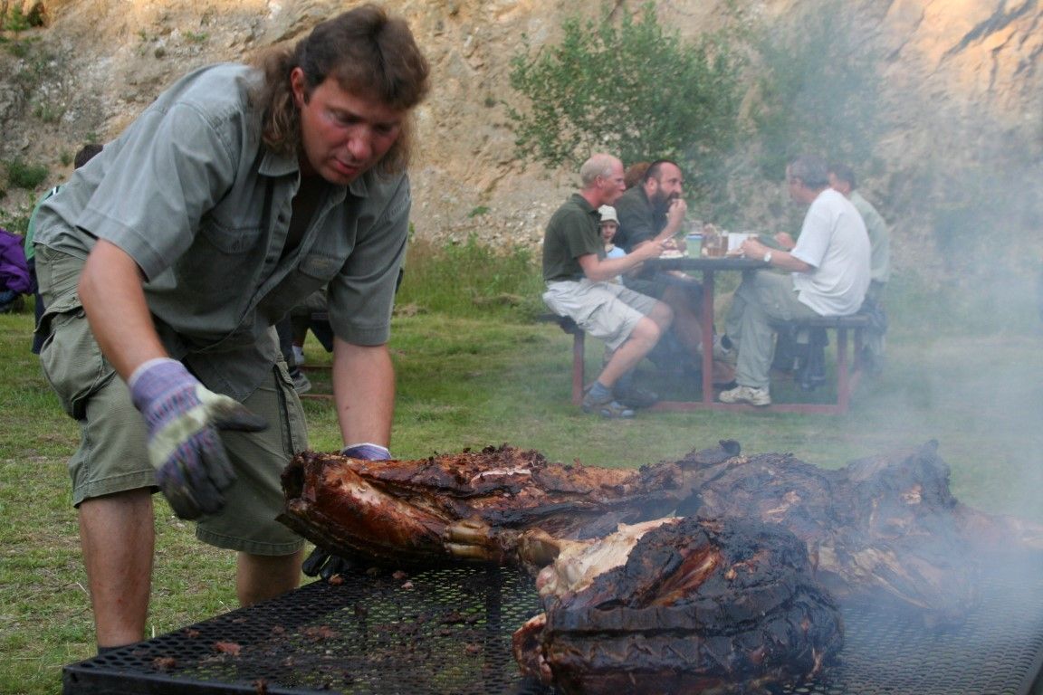 obrázek: Myslivci z Nevida opékali prasátko