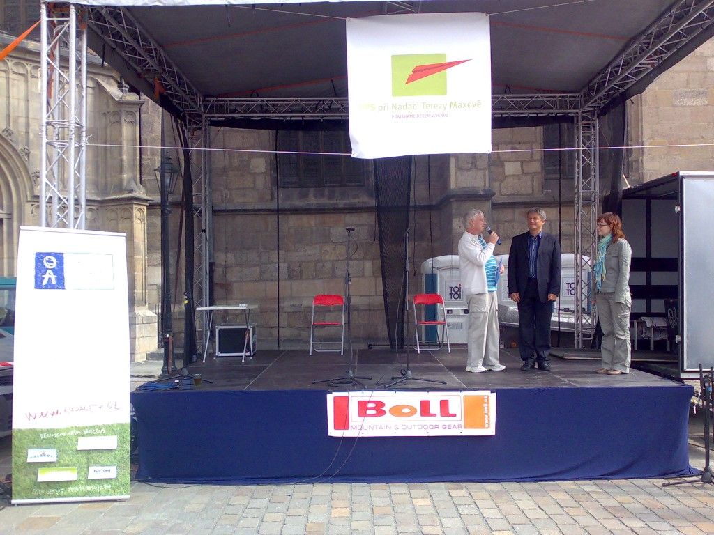 obrázek: Na náměstí v Plzni prodávali své výrobky děti z domovů