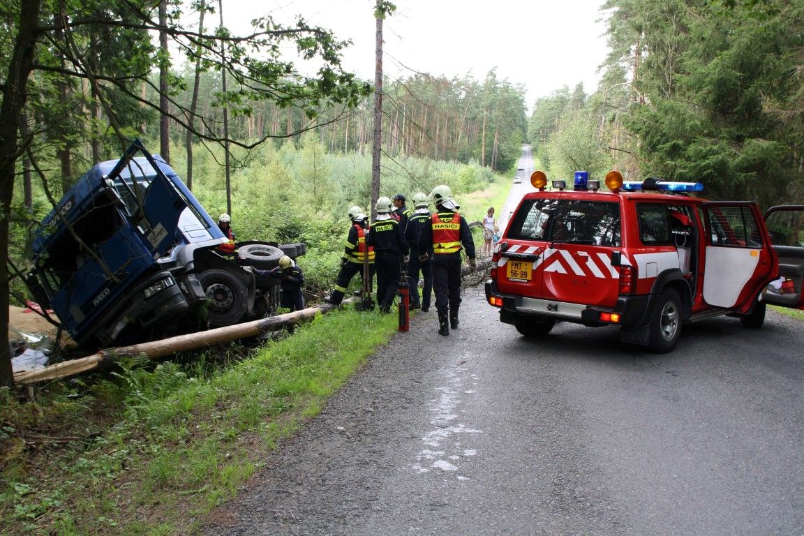 obrázek: Náklaďák při nehodě u Ledců přerazil strom