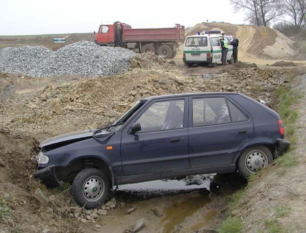 obrázek: Dvě auta se čelně srazila 