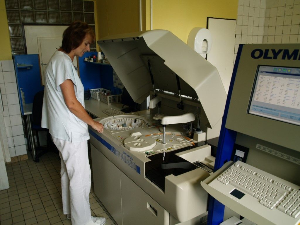 obrázek: Nový přístroj ve Stodské nemocnici rychleji vyšetří krev i moč