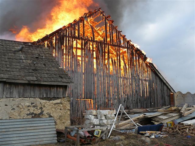 obrázek: Od pálení gauče chytla v Částkově stodola
