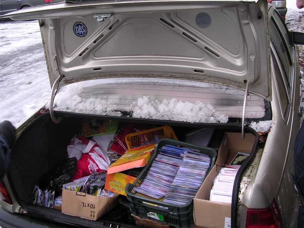 obrázek: Odstavené auto na Železné sloužilo jako sklad pirátských nosičů