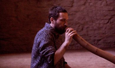 obrázek: Ondřej Smeykal dnes na Rabí zahraje na didgeridoo