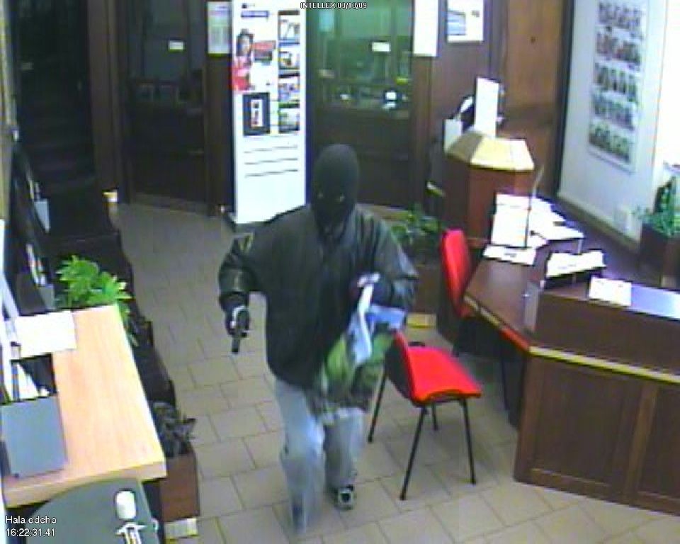 obrázek: Policisté hledají lupiče z plzeňské Komerční banky