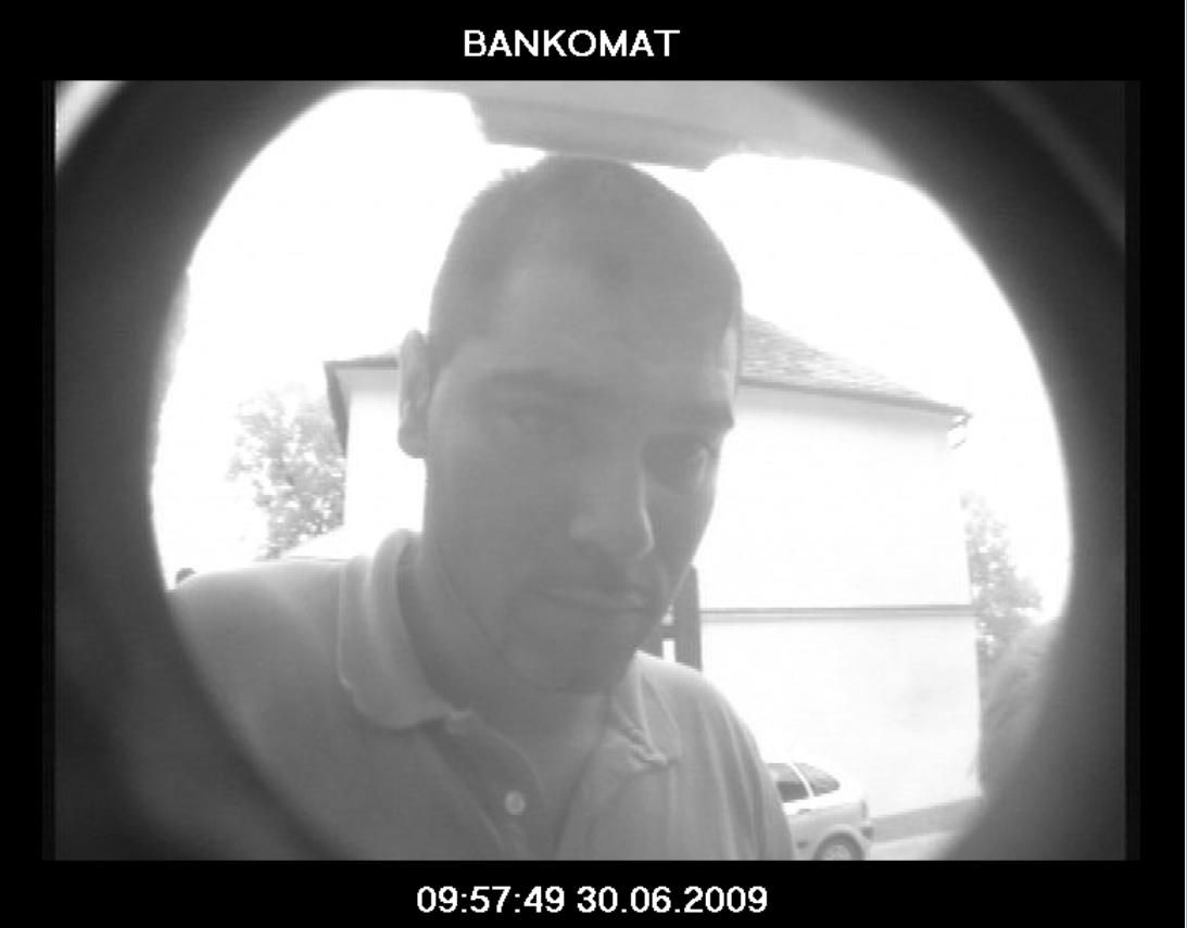 obrázek: Policisté hledají zloděje, který ve Stodě vybíral z bankomatu