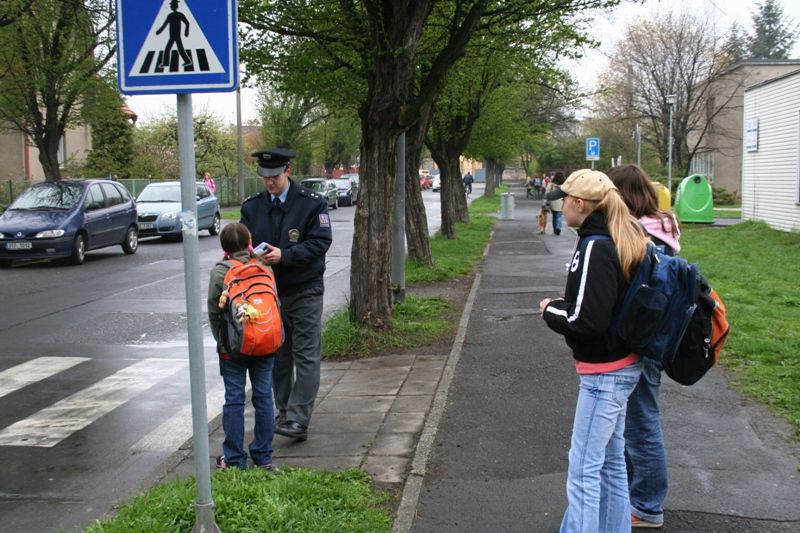 obrázek: Policisté s dětmi kontrolují chodce na přechodech