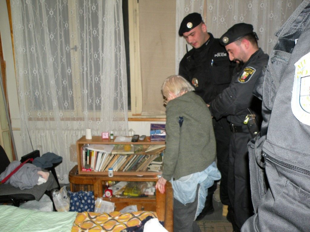 obrázek: Pomocí tísňové linky seniorů mouhou strážníci pomoci