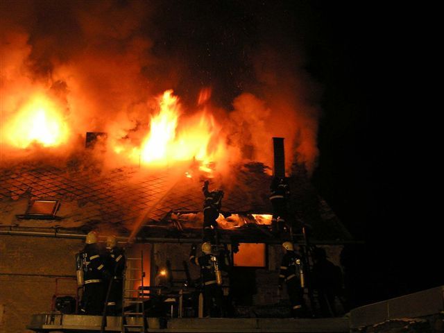 obrázek: Požár připravil rodinu v Chřebřanech o střechu nad hlavou