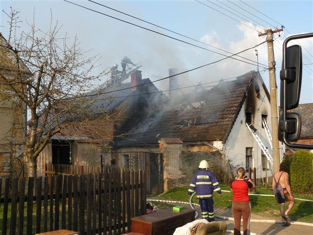 obrázek: Požár v Lomech zničil celou střechu domu