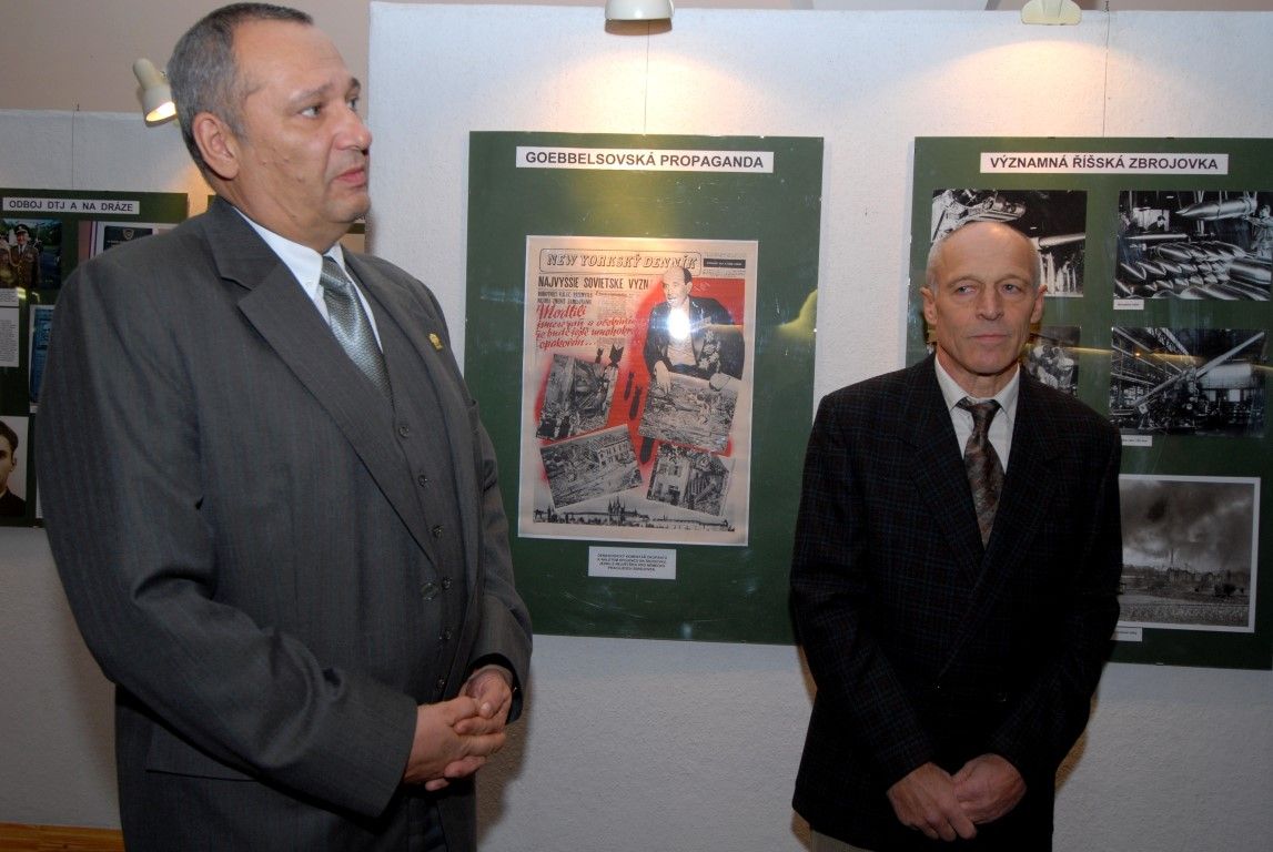 obrázek: Primátor zahájil vernisáž výstavy o domácím odboji na Plzeňsku