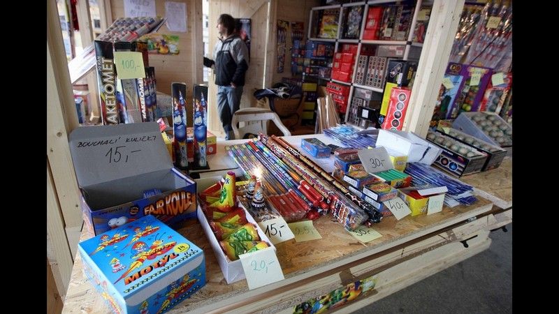obrázek: Prodejci pyrotechniky mají žně