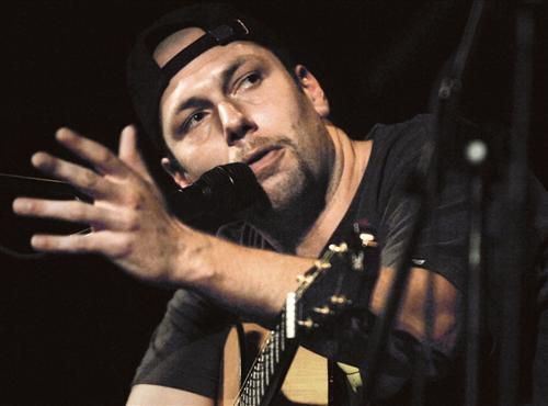 obrázek: Provokatér Xavier Baumaxa si střihne v Zach´s Pubu dvojkoncert