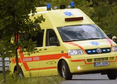 obrázek: Řidič Subaru se zastavil až o strom, čtyři zranění