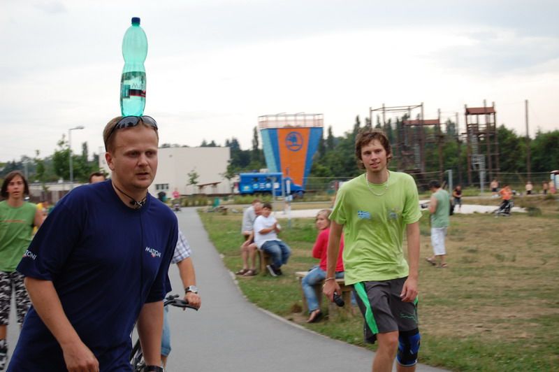 obrázek: S lahví na hlavě vybruslil nový rekord