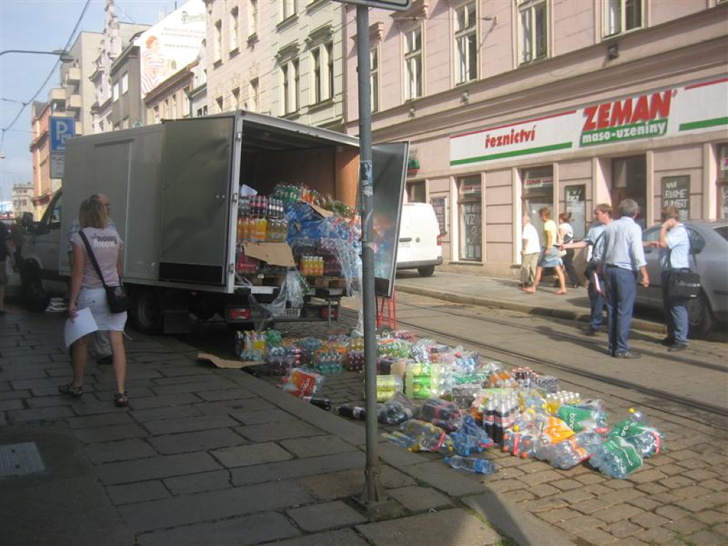 obrázek: Solní ulici zavalily  petlahve