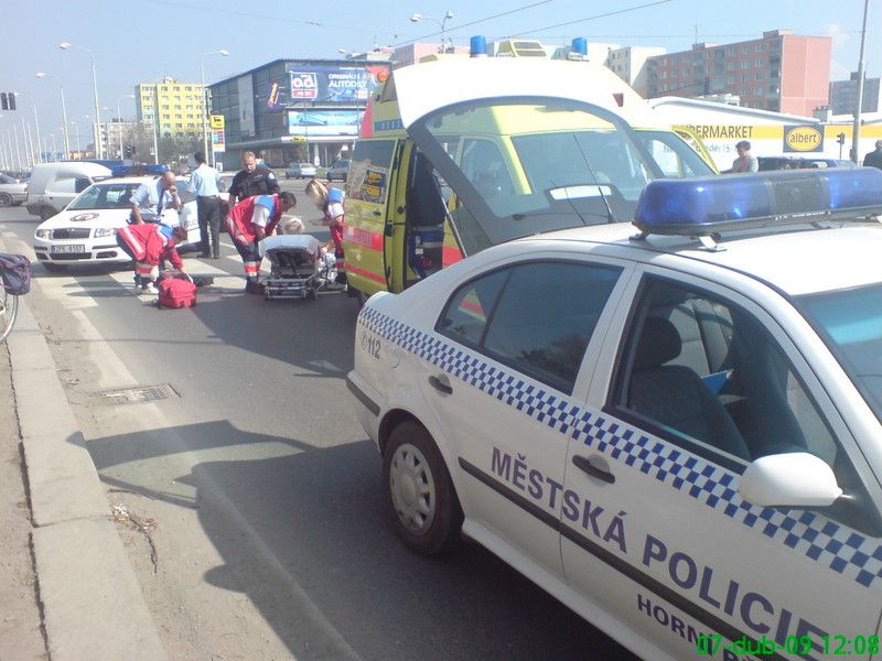 obrázek: Strážníci zachraňovali paní sraženou cyklistou