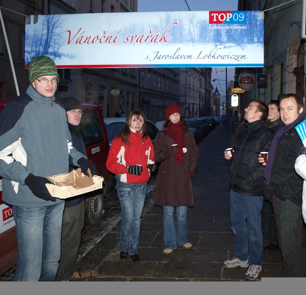 obrázek: TOP 09 nalévala vánoční svařák