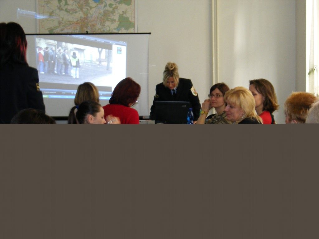 obrázek: Učitelky ze školek se učí, jak s dětmi bezpečně přecházet