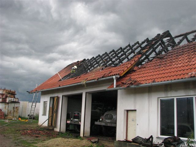 obrázek: Úder blesku zničil ve Vejprnicích střechu, škoda 600 tisíc