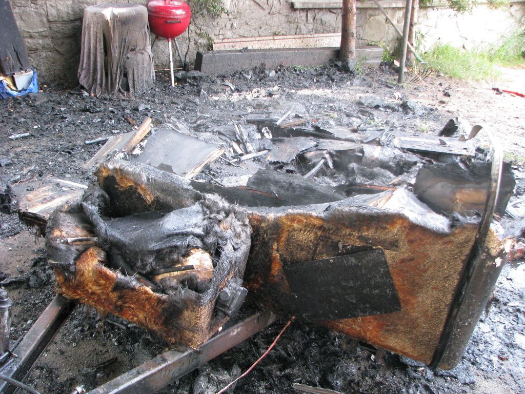 obrázek: V Dobřanech shořel karavan