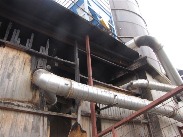 obrázek: V Klatovech hořelo silo s pilinami