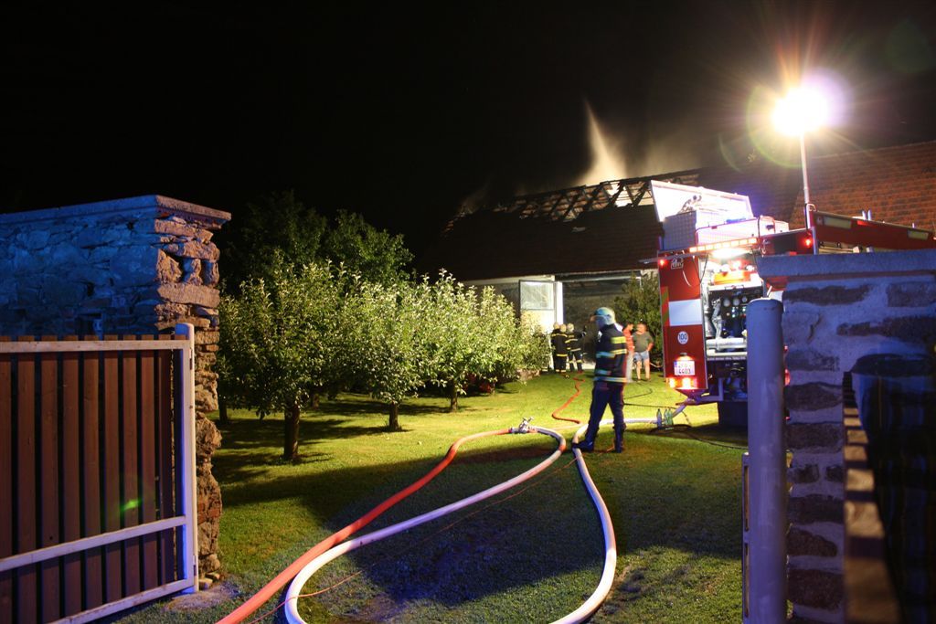 obrázek: V Kozlovicích shořela v noci stodola, škoda půl milionu 