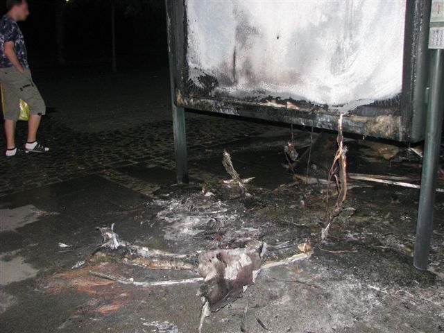 obrázek: V Plzni někdo zapálil elektronickou informační tabuli