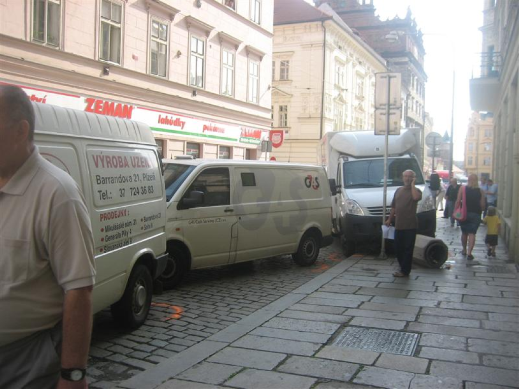 obrázek: Solní ulici zavalily petlahve - aktualizováno