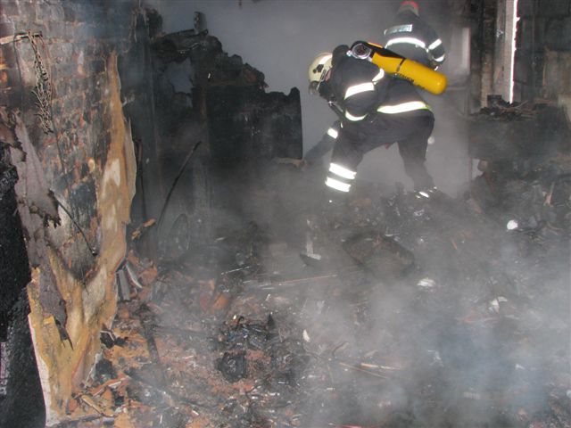 obrázek: V Tlučné vyhořela dvojgaráž