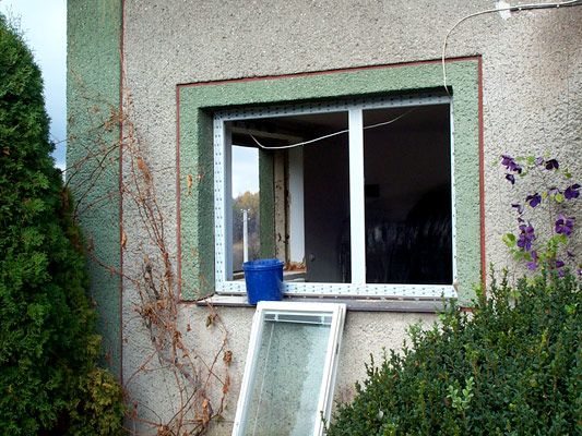 obrázek: Vandal rozbil ve Strašicích sedmnáct oken