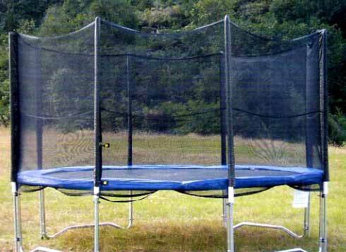 obrázek: Vhodil do kolejiště trampolínu