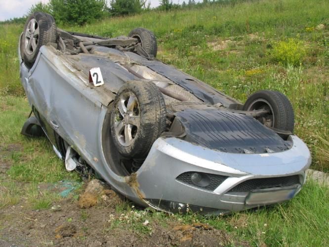 obrázek: Vozidlo skončilo na střeše 