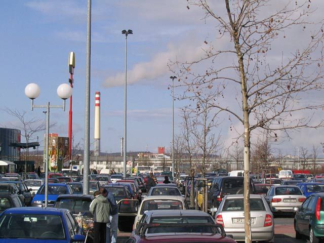 obrázek: Vykradli jí auto, zatímco vracela nákupní vozík