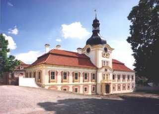 obrázek: Zámek v Nebílovech hostí ode dneška výstavu Josefa Mžyka